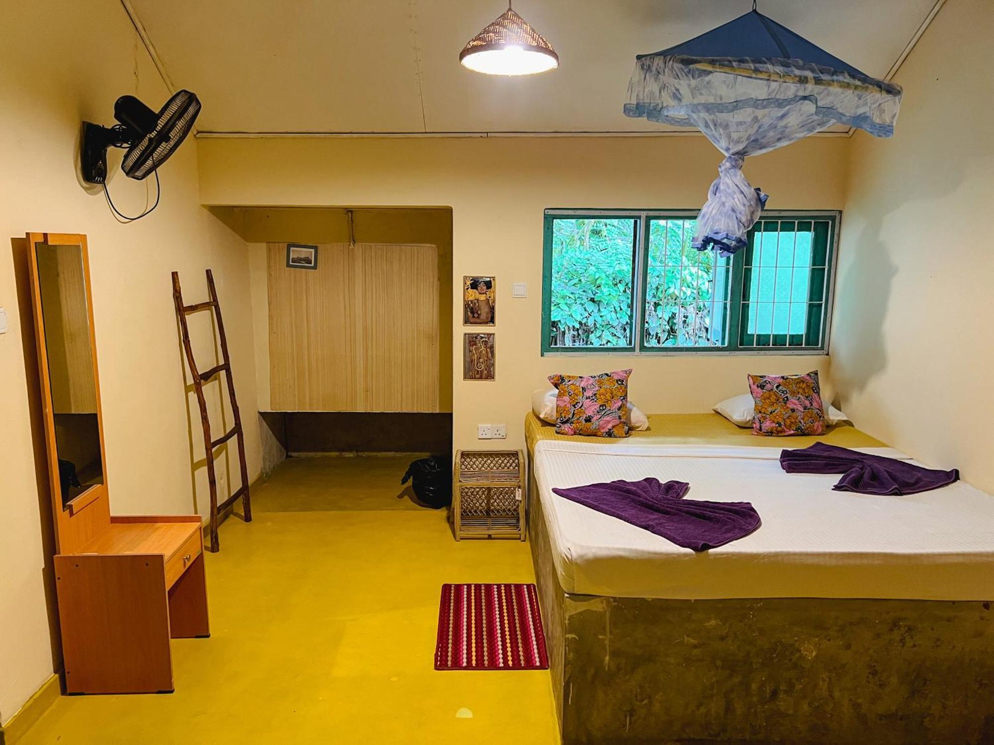 Lazy Monkey Surfhostel - Sri Lanka Діквелла Екстер'єр фото