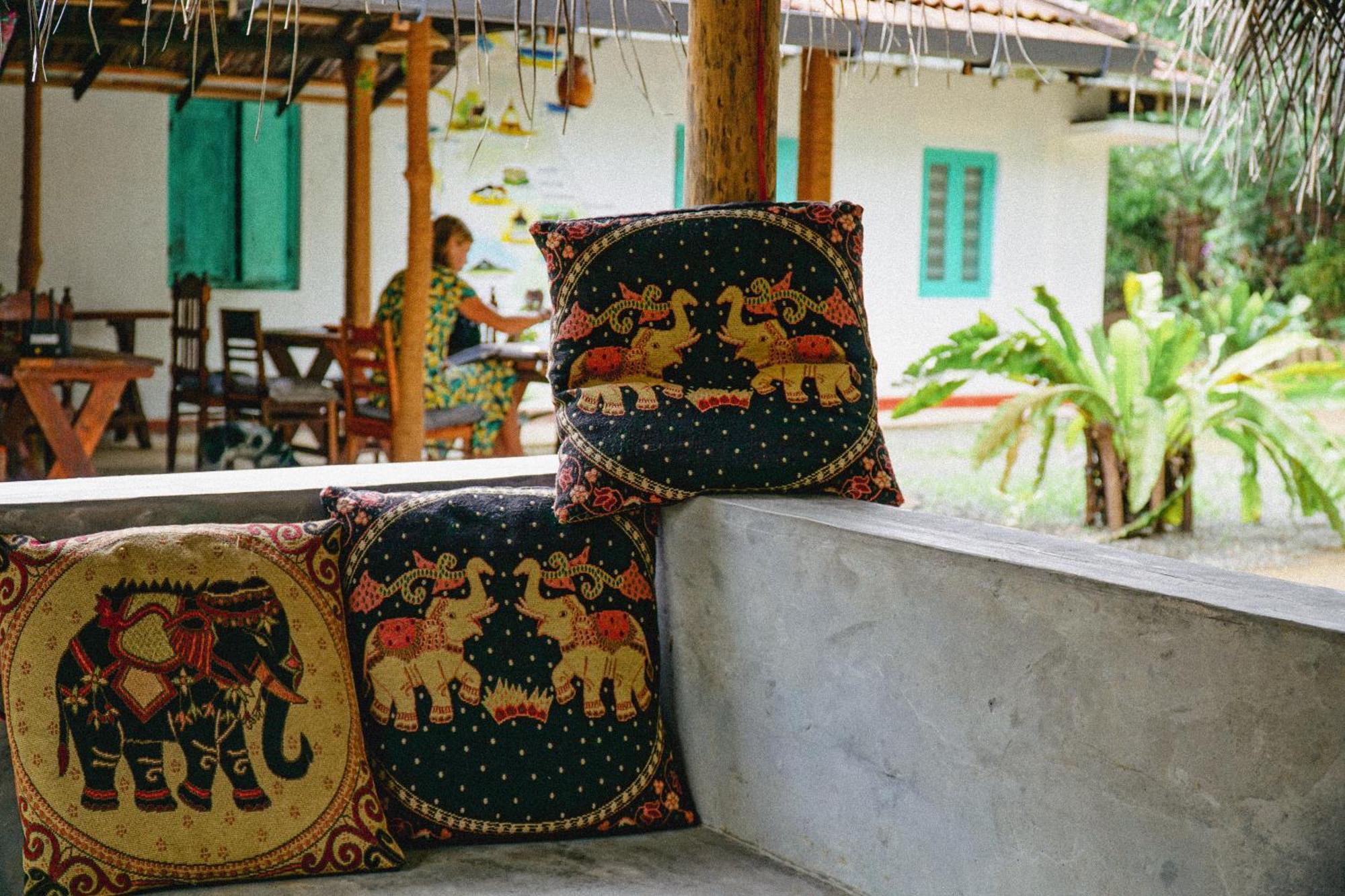 Lazy Monkey Surfhostel - Sri Lanka Діквелла Екстер'єр фото