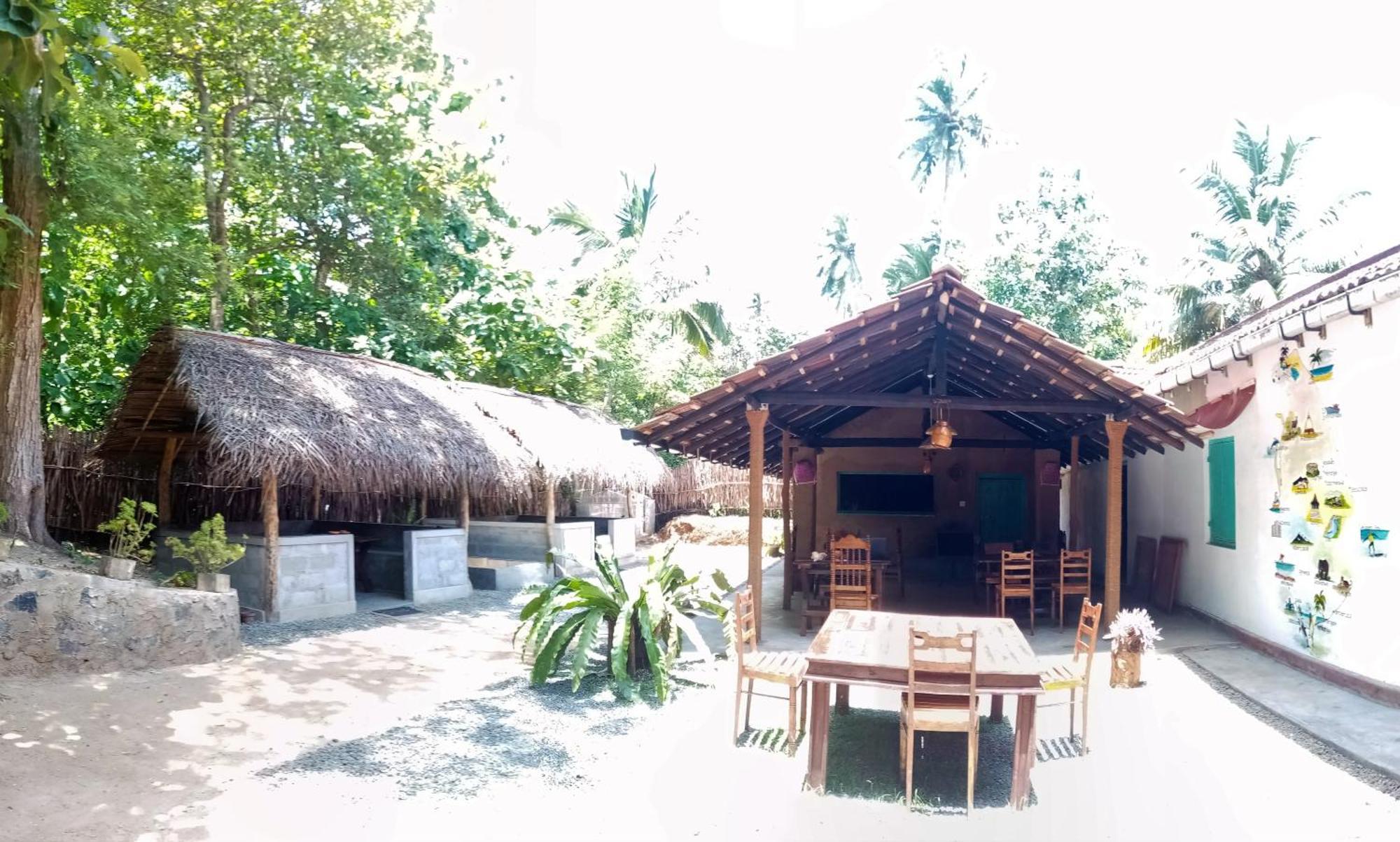 Lazy Monkey Surfhostel - Sri Lanka Діквелла Екстер'єр фото