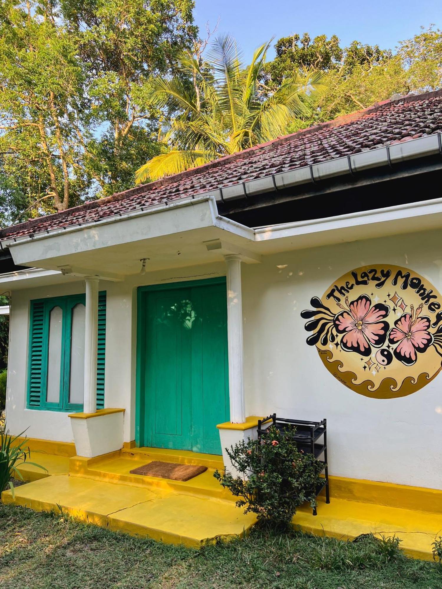 Lazy Monkey Surfhostel - Sri Lanka Діквелла Екстер'єр фото
